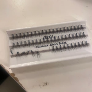 Fransar  - Engångsfransar köpte dom för 99 säljer då dom för 30 då den e öppen å vissa fransar e borta