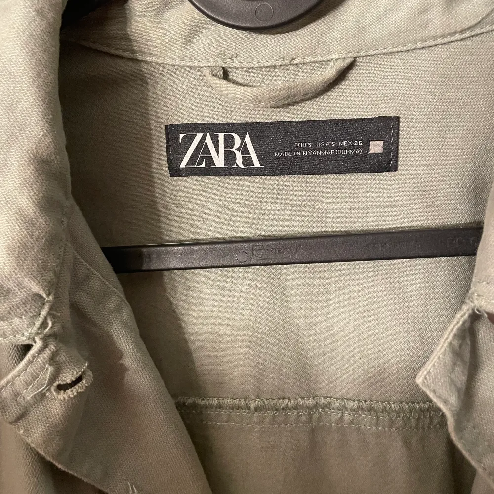 Supersnygg skjortjacka från Zara. Ansvälld va 1 gång. Jättefin grön färg med snygg passform.  . Jackor.