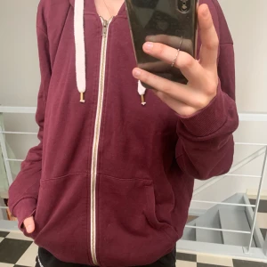 Röd Sweatshirt - Röd mysig sweatshirt från H&M knappt använd