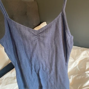 Exklusivt linne  - Säljer mitt jätte fina exklusiva linne som man kan ha till finare tillfällen men även till skolan. Andvänd 2 gånger funkar för mig som brukar ha storlek S💗