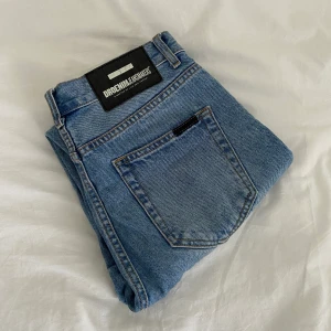 Blå dr denim jeans - Säljer dessa superfina dr denim jeans!!! Sparsamt använda och i nyskick. Storlek 27/32. Midjemått: 72 cm Innerbensmått: 78 cm🥳