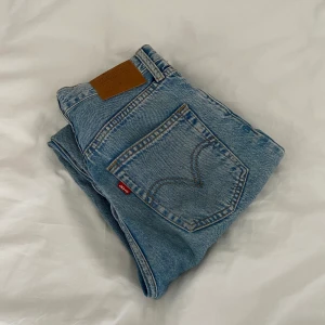 Blå levi’sjeans - Säljer dessa superfina levisjeans!!! Sparsamt använda och i nyskick. Storlek 24/30. Midjemått: 66 cm Innerbensmått: 72 cm🥳