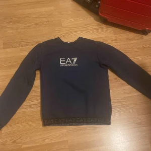 Emporio Armani  - Färgen börja gå bort lite. Men har haft den typ i 1/2 år. Köpt i JD sports i DK.  Kan byta ut mot en annan tröja eller sälja för ett billigt pris