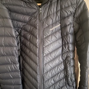 Peak performance  - Peak performance jacka tjejmodel säljer pga att den är för stor och ej  har kommit till användning på länge så den tar bara plats.  Pris kan diskuteras! 