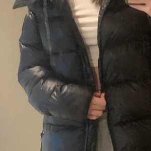 Vinterjacka - Säljer denna puffiga och mysiga vinterjacka från Everest! Köpte den i vintras för 1000kr men den är knappt använd! GRATIS FRAKT