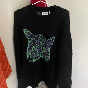 Weekday Sweatshirt Strl. L - ✏️ Stickad -Svart Weekday Sweatshirt med tryck fram! Passar M-L.