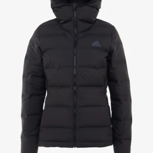 Adidas jacka  - Säljer jätte varm jacka från adidas! 💓💓Köptes för 1 595kr använde halva vintern skulle säga att den är i mycket bra skick! skriv om du är intresserad❤️❤️