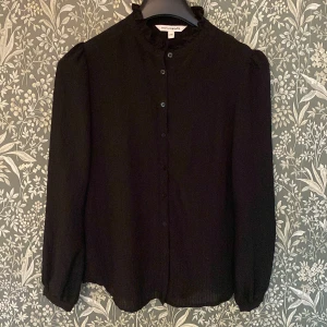 Lindex blus stl 36 - En tunnare super söt blus från Lindex.  Inga defekter.  Frakt kostand tillkommer 