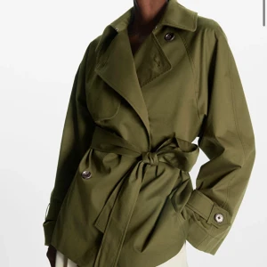 Trenchcoat Cos  - Säljer min nya jacka ifrån cos, aldrig använd! Nypris:1500 