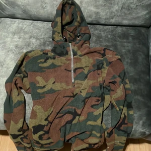 Cargo ”Bape” Zip up - Asfett och skön ”Bape” liknande zip up som inte används längre. Sitter boxy typ 