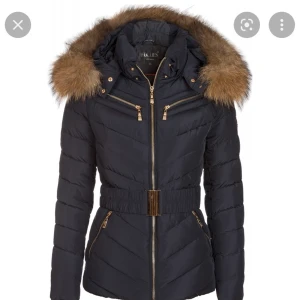 Hollies jacka (äkta päls)  - Hollies jacka i väldigt fint skick, som ny! Storlek 32. Passar xs