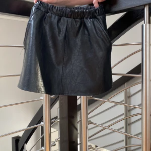 Skinnkjol - Super cool kjol i barnstorlek men passar mig som normalt är xs/s