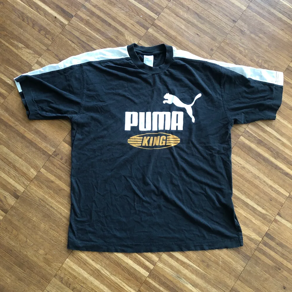 En Vinatge 80-90s PUMA KING T-shirt i storlek M men passar som en XL. T-shirten har inga skador eller fläckar. Vid fler frågor eller mått tveka inte att kontakta oss!. T-shirts.