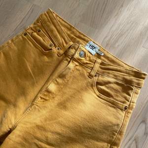 Stretchiga Lager 157 jeans i färgen gul. Knappt använda. 