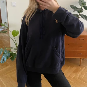 Hoodie  - Mjuk och skön Hoodie 💙 härlig till hösten och ett bra basic plagg i garderoben. Unisex! 
