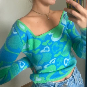 Hjärtmönstrad stickad tröja - Blå grön hjärtmönstrad fin stickad top  Märke/affär: Asos  Size: 34/S (true to size) Skick: helt Ny oanvänd Jag är 1,64, brukar oftast ha storlek S/34/36.  Plockar ut hela min garderob för flyttar utomlands i november!   Skriv för mer detaljer🕺 