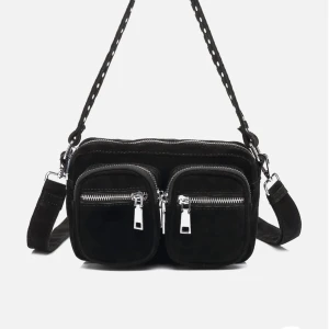 Noella Celia väska svart - Knappt använd väska, i bra skick. Höjd: 18cm bredd: 24 djup: 10cm 🤍