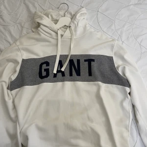 Gant hoodie  - Vit gant hoodie med grått och blått tryck. Knappt använd. 