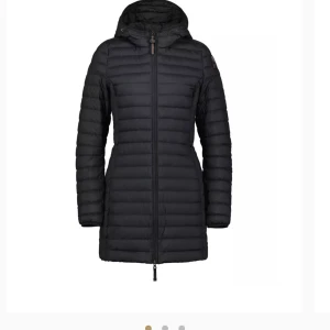 Parajumper jacka  - Säljer min parajumper dunjacka i storlek M! Köpte den förra året för ca 4500 på johnells, fortfarande i gottskick. Säljer för att den är för stor för mig nu! Endast ett märke på baksidan. Skriv för fler bilder.  