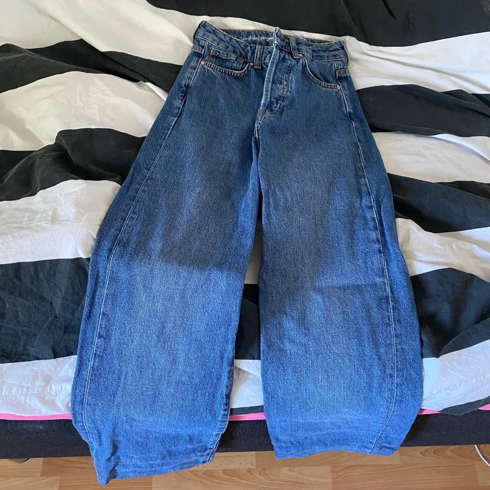Säljer nu mina blåa wide leg jeans från bikbok! Köpta för 600kr och sparsamt använda. Storlek 24 men skulle säga att de är större och mycket längre! Kontakta för intresse och frågor💗. Jeans & Byxor.