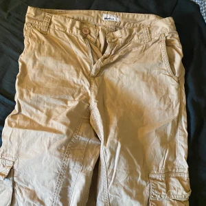 Lågmidjade cargo pants - Lågmidjade byxor i strl 36. Använd ca 3 ggr