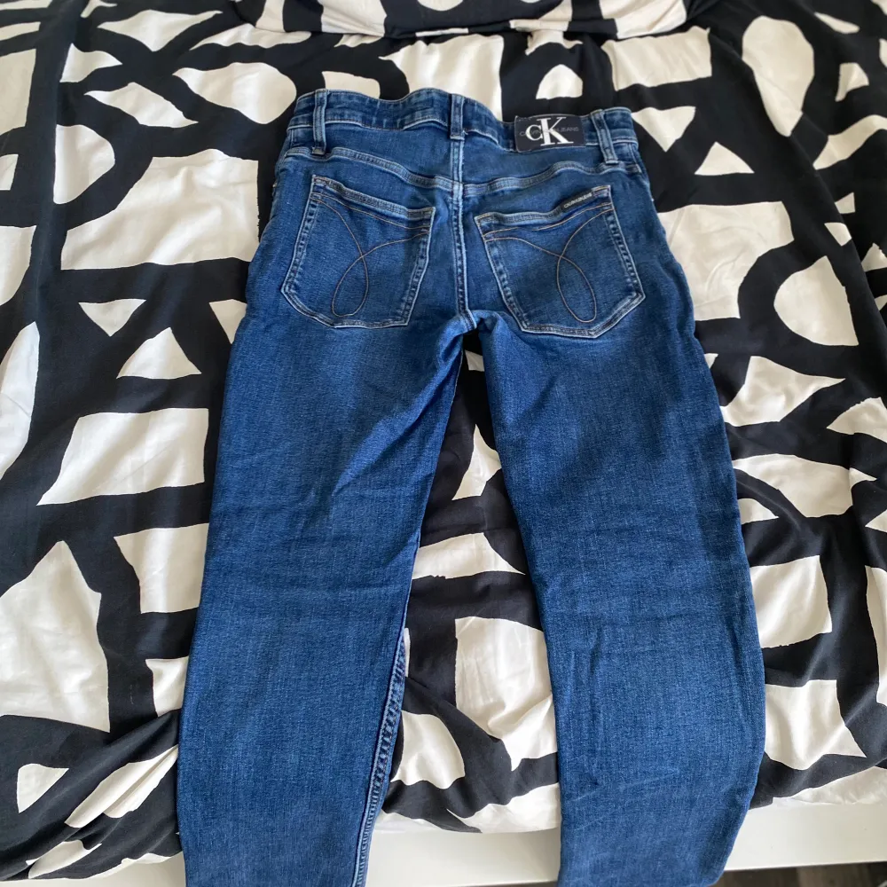 Säljer mina små jeans som jag har använd ett tag. Jeans & Byxor.