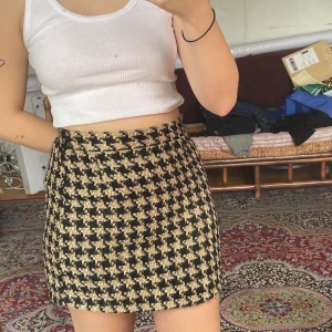 Rutig Kjol  - Fin glittrig kjol! Köpt på Chiquelle för längesen! Använder inte längre