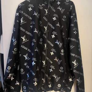 Lv jacka  - Storlek m, använd 1 gång 