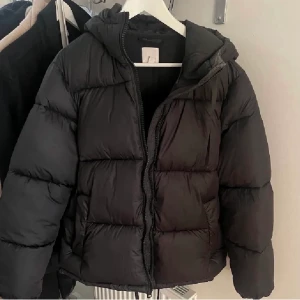 Pufferjacka hm - Intressekoll på min pufferjacka ifrån hm, väldigt populär, ❗️slut i storlek xs❗️.  Fint skick och varm och tjock nu till vintern 💕 (skriv privat för egna bilder)