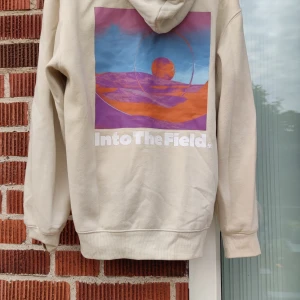 Hoodie med tryck M - Hoodi med tryck.  Knappt använd.