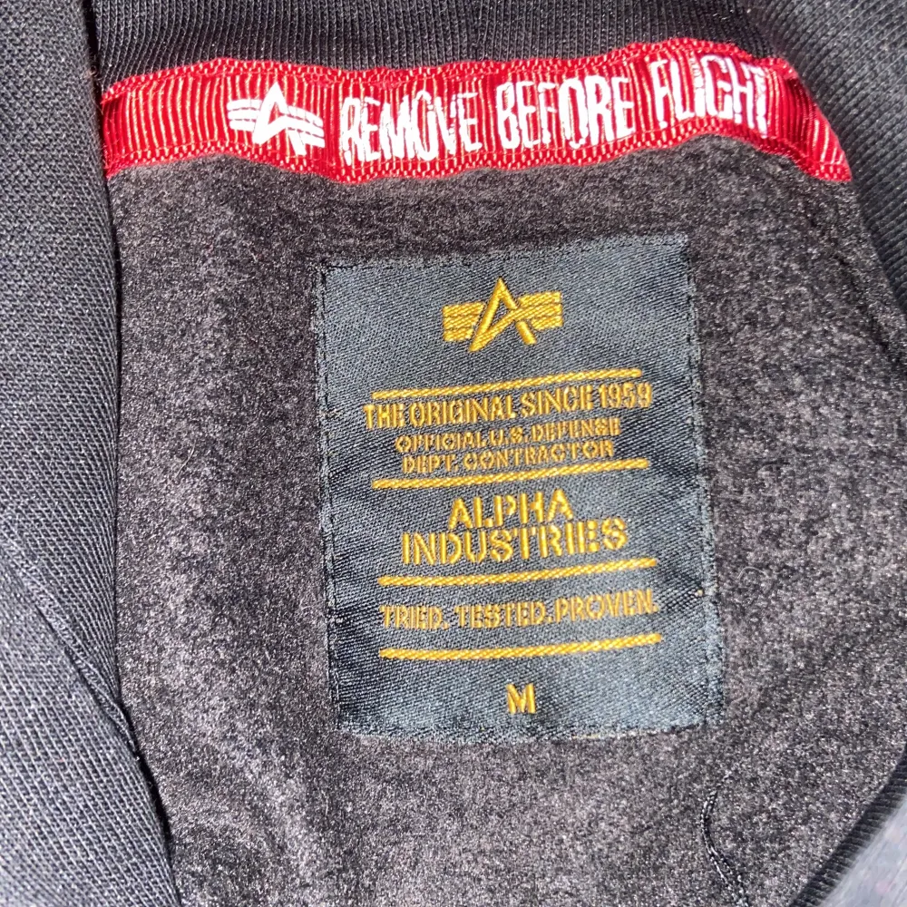 Alpha industries i storlek M Säljer för den inte passar använd 1 gång. . Hoodies.