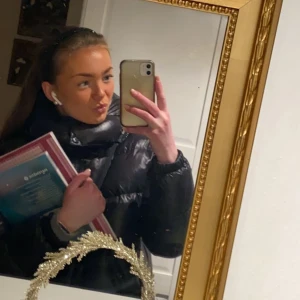 Moncler - Älskar den men känner för något nytt i år. Kan inte garantera att den är äkta men ser i allafall super fin ut. Köpte den på Plick för 2500 så säljer för 1700.❤️