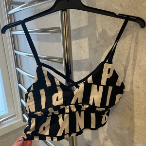 Sport topp - En supersnygg sport bh/topp från PINK/ Victoria Secret, köpt i USA! Passar perfekt till gymmet eller under en träningströja. Toppen har justerbara band!! Orginalpris 300kr. Inga tecken på användning finns💛💛