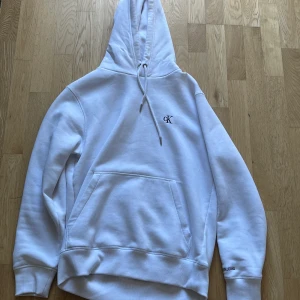 Calcin Klein Hoodie och G - Star cargo byxor - Hej alla!  Säljer dessa kläder nu p.g.a. kläderna blivit för små eller att de ej används.   Calvin Klein Hoodie strl M 350:-  G-Star Cargo strl 30 W 32 L 350:-  Finns att hämtas i Eriksberg, Göteborg. Kan även skickas mot att köparen står för eventuella f