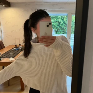 Oversized stickad polotröja - Oversized polotröja. Den är lång så kan eventuellt användas som klänning också! Storlek Xs oanvänd !!