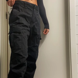 Cargo pants  - Svarta cargo pants med fickor och raka ben, inga kardborreband nertill. Mycket bra skick! 