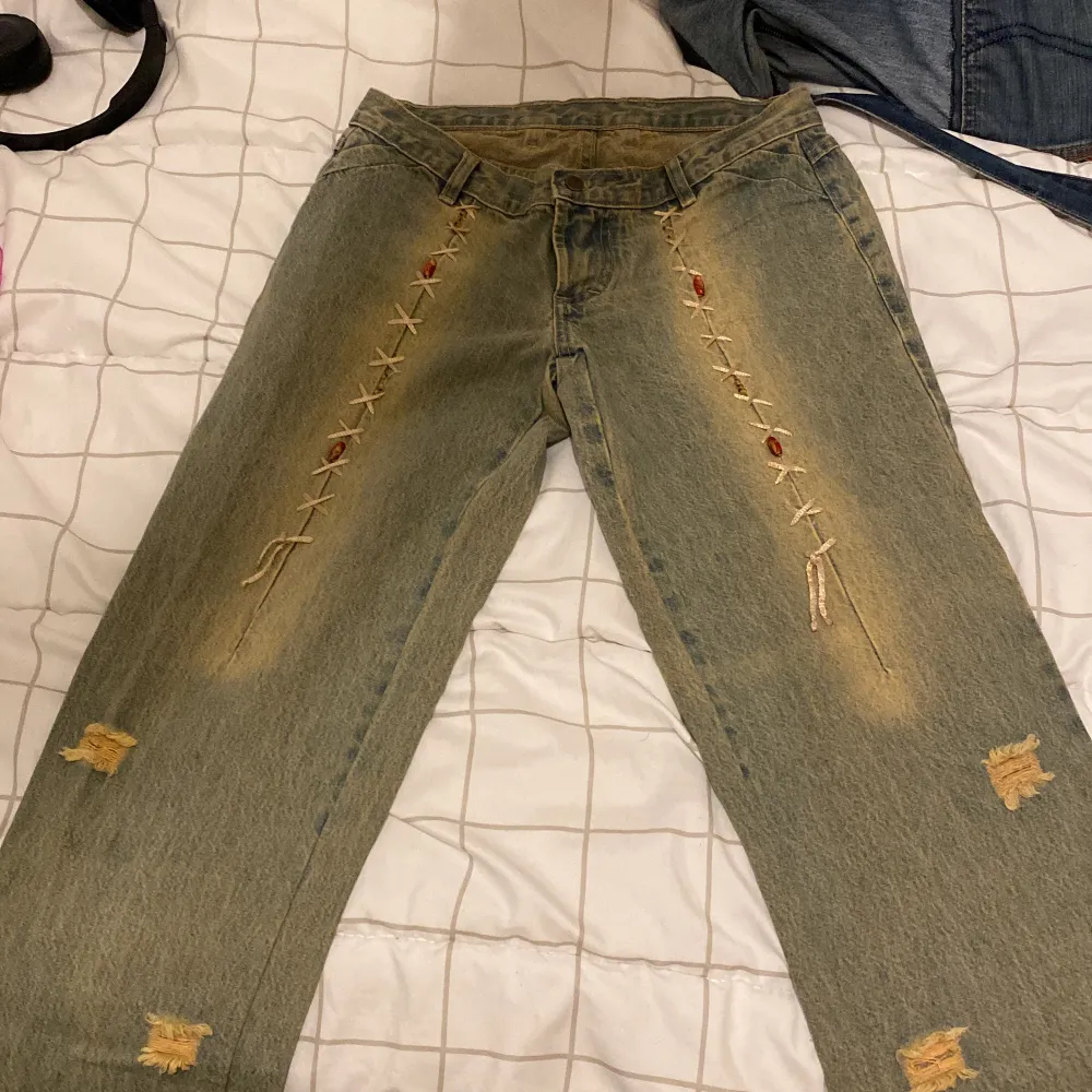 Coola lågmidjande jeans!! Säljer pågrund av att dom är för små,vilket är skit synd för dom är skit coola;( Står i byxorna att dom är storlek 38 men känns som 34/36. Jeans & Byxor.