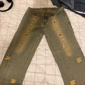 Coola lågmidjande jeans!! Säljer pågrund av att dom är för små,vilket är skit synd för dom är skit coola;( Står i byxorna att dom är storlek 38 men känns som 34/36