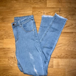 Jeans - Otroligt fina jeans som sitter så fint och väldigt sköna att ha på sig då dem är stretchiga. 