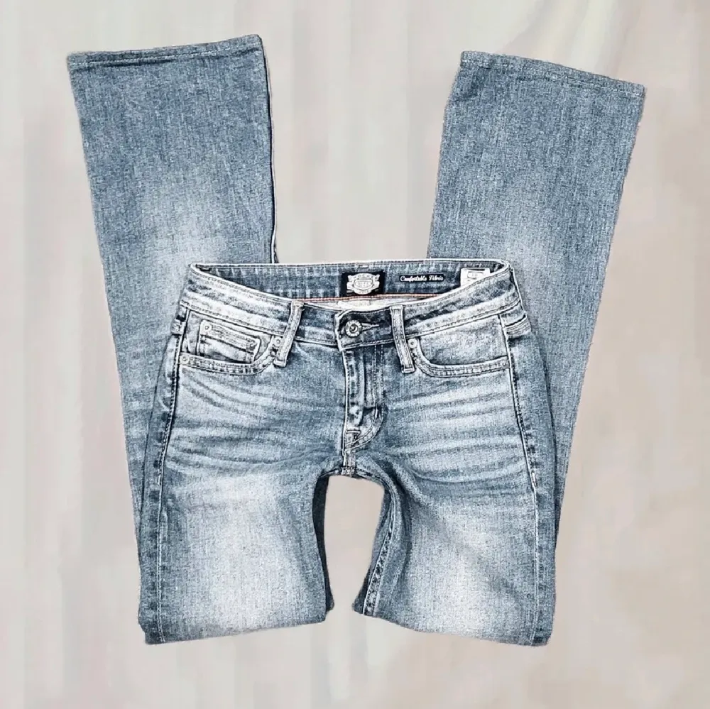 Lågmidjade bootcut jeans från crocker. Superbra skick. Köpta här på Plick från agnessecondhand men dem var lite för korta för mig💕. Vid flera intresserade blir det budgivning. Jeans & Byxor.