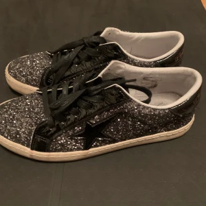 Le temps des cersises - Säljer mina glittriga svarta skor! De är använda bara några få gånger och i superskick. 