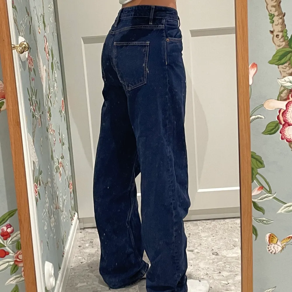 Fina jeans från Zara köpta för ett tag sen🤩 Högmidjade egentligen men jag har bara använt de lite lösare🥰 jag är 1.80 som referens☺️. Jeans & Byxor.