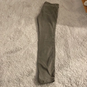 Jackerson storlek 28 - Dessa byxor har jag knappt använt, ett par gråa byxor som har fina detaljer, straighta. Ett väldigt bra pris. Ni betalar frakten själva💓💓