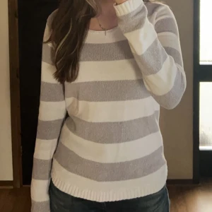 Stickad tröja - 💫Säljer denna randiga stickade tröjan💞 kan skicka flera bilder ifall du är intresserad!💫 ~såld~