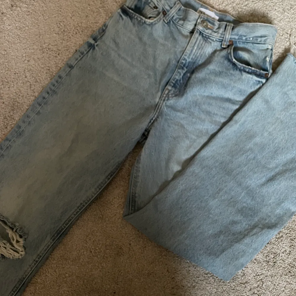 Zara jeans med hål i, aldrig använd då dem är för korta för mig . Jeans & Byxor.