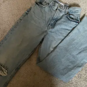 Zara jeans med hål i, aldrig använd då dem är för korta för mig 