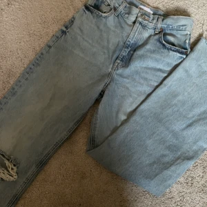 Jeans  - Zara jeans med hål i, aldrig använd då dem är för korta för mig 
