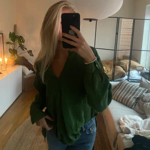 Linneskjorta - Grön linneskjorta grön från zara! Storlek M. Pris går att diskutera och köpare står för frakt😊