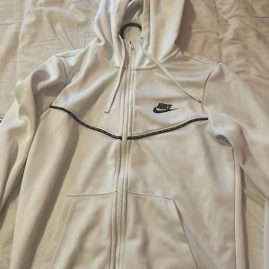 Nike hoddie  - Hej Jag vill gärna rensa min garderob så vill gärna sälja denna tröjan som jag inte använder längre. Priset kan såklart sänkas! Om ni vill ha fler bilder så kan ni skriva privat eller om ni har andra frågor