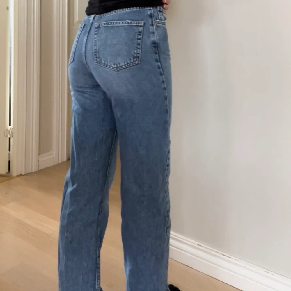 Slutsålda slit jeans ifrån Young Gina! Fina både som low och high waist. Storlek 158 men skulle säga att det är mer som xs eller 32.💕💕. Jeans & Byxor.